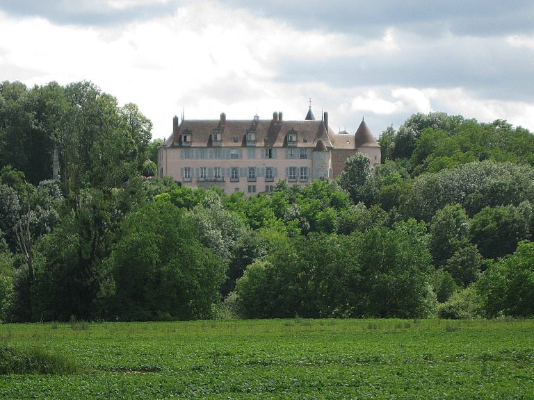 Château de Torpes: A Fortified Residence in France