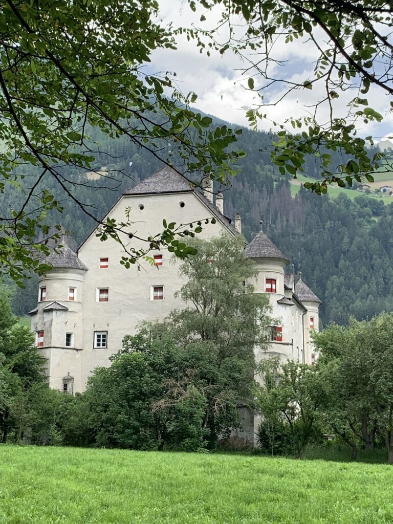 Neumelans: A Renaissance Aristocratic Residence in South Tyrol