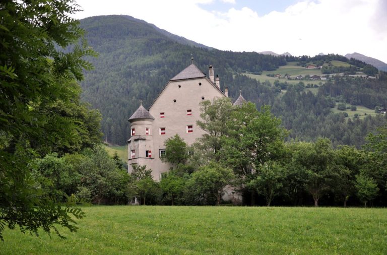Neumelans: A Renaissance Aristocratic Residence in South Tyrol
