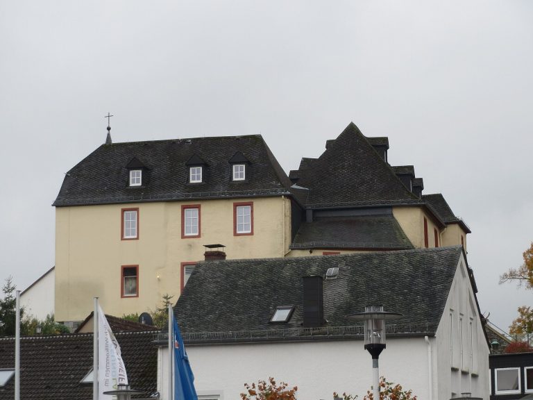 Burg Daun: A Hilltop Castle Ruin and Ancestral Seat in Germany