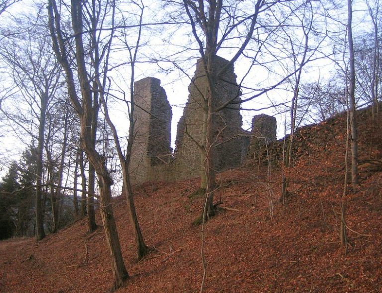 Schönstein Castle Ruins: A Romanesque Hill-Spur Castle in Germany