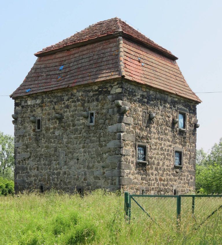 Wohnturm Groß Rackwitz: A Gothic Residential Tower in Poland