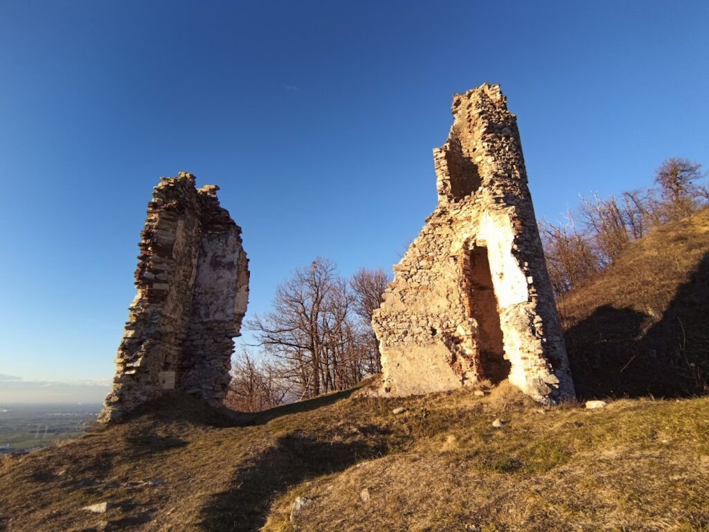 Castello Mirabello: A Roman-Origin Fortress and Feudal Castle in Italy 2 Castello Mirabello
