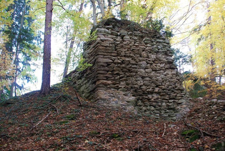 Ruine Spangstein Ahnherrnschloss: A Medieval Castle Ruin in Austria