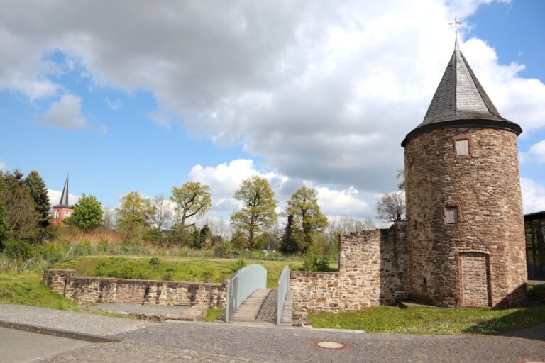 Obere Burg: Medieval Water Castle and Industrial Site in Kuchenheim