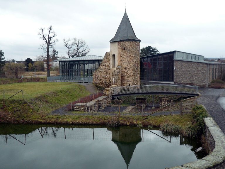 Obere Burg: Medieval Water Castle and Industrial Site in Kuchenheim