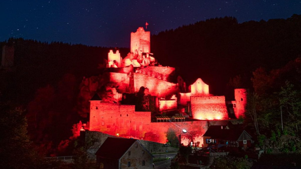 Castles of Manderscheid: Medieval Fortresses Between Trier and Luxembourg 1 Castles of Manderscheid