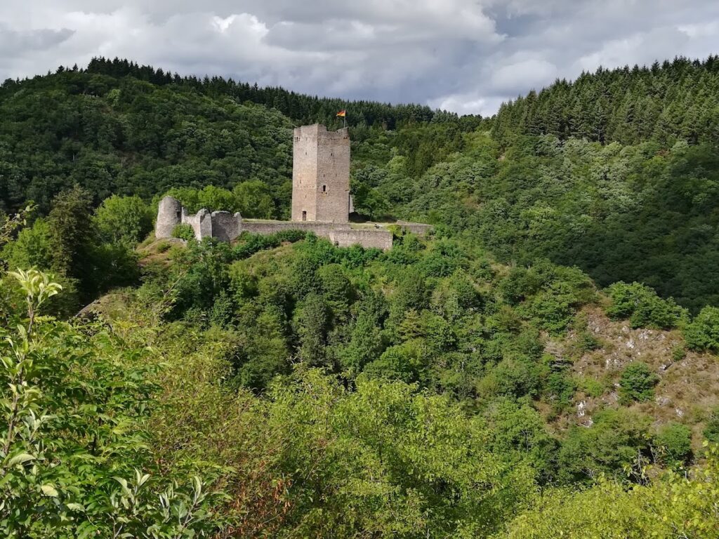 Castles of Manderscheid: Medieval Fortresses Between Trier and Luxembourg 2 Castles of Manderscheid