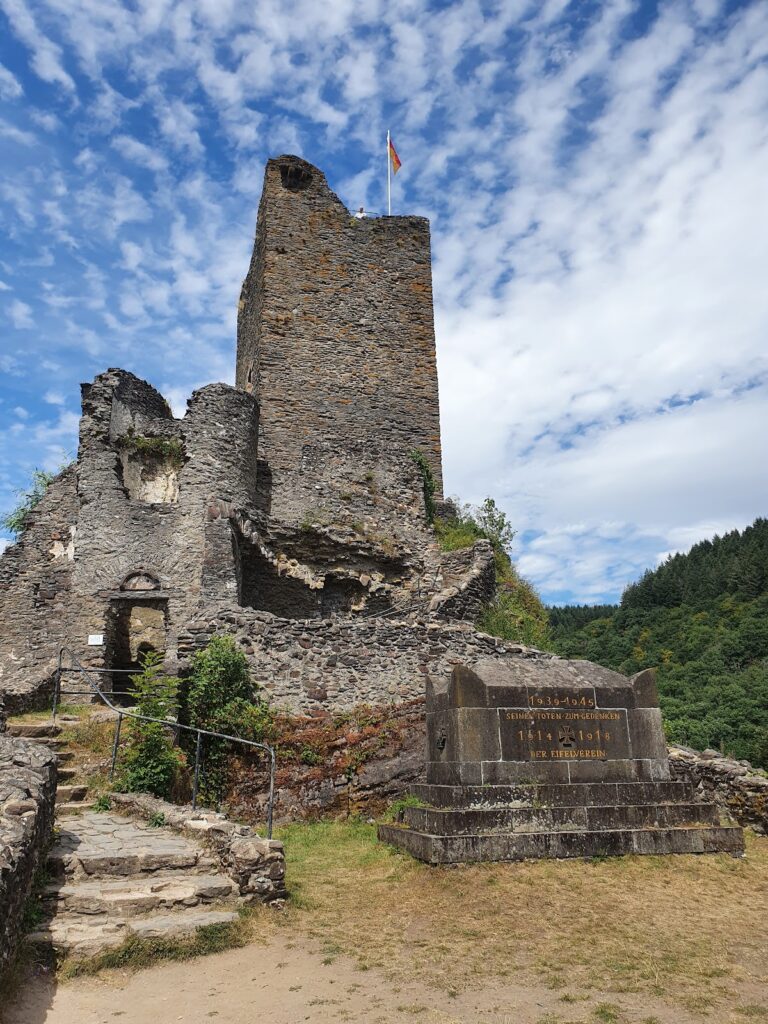 Castles of Manderscheid: Medieval Fortresses Between Trier and Luxembourg 3 Castles of Manderscheid
