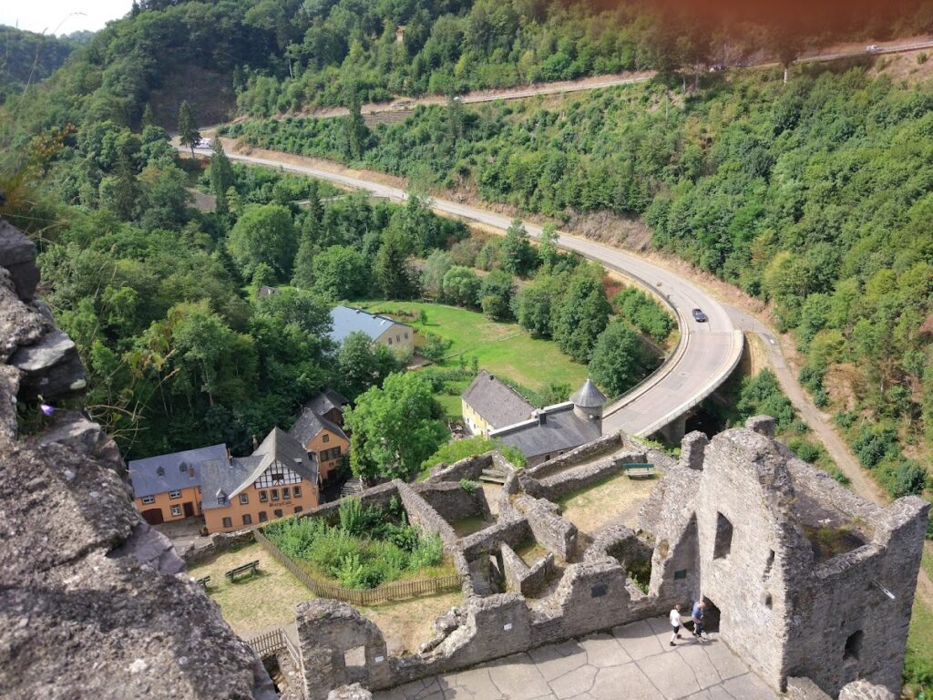 Castles of Manderscheid: Medieval Fortresses Between Trier and Luxembourg 4 Castles of Manderscheid