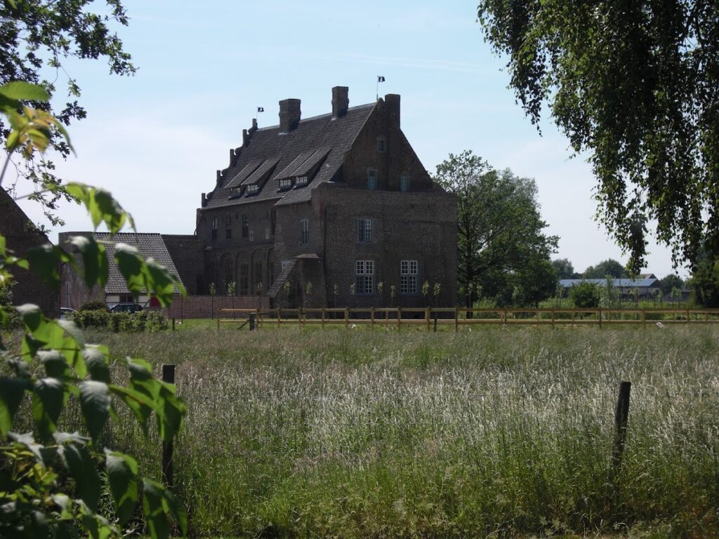 Haus Vlassrath: A Historic Manor House in Straelen, Germany 1 Haus Vlassrath