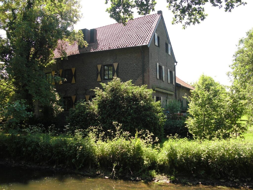 Haus Vlassrath: A Historic Manor House in Straelen, Germany 2 Haus Vlassrath