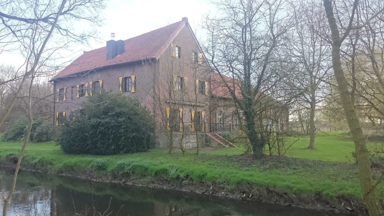 Haus Vlassrath: A Historic Manor House in Straelen, Germany
