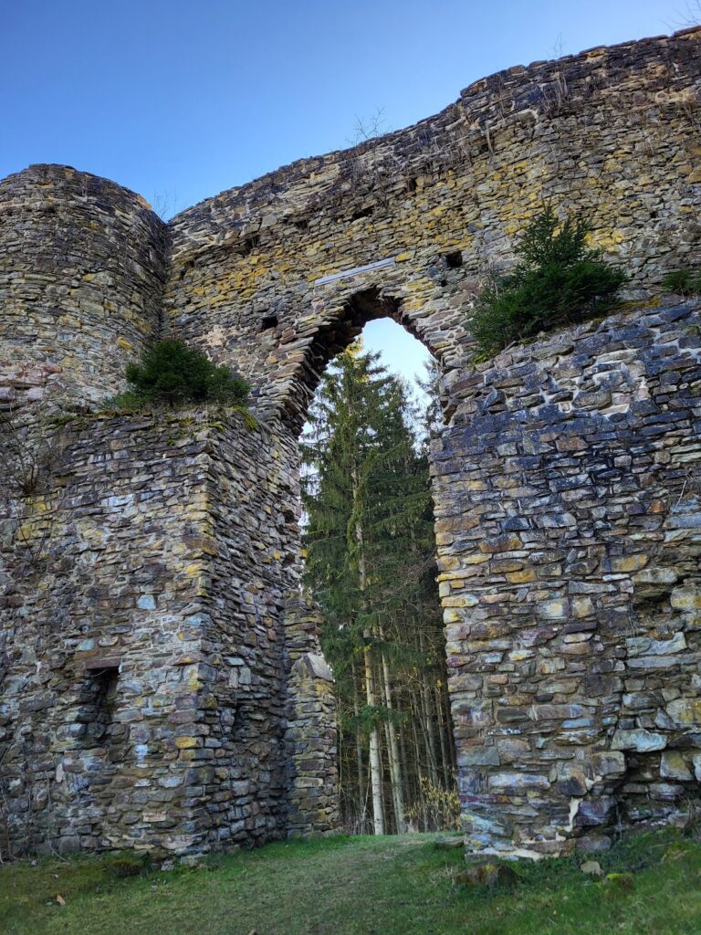 Burg Neublankenheim: A Medieval Hilltop Castle Ruin in Germany 2 Burg Neublankenheim