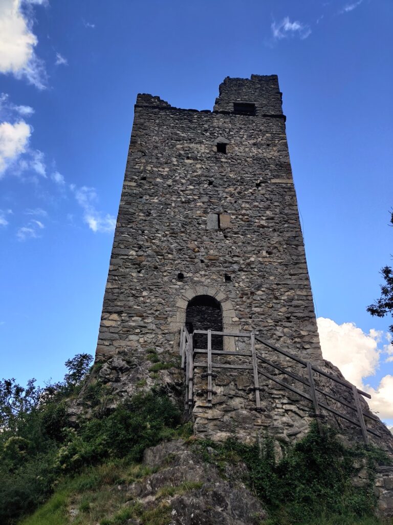 Wartau Castle: A Medieval Hill Castle in Switzerland 2 Gretschins-Herrenfeld / Ochsenberg / Wartau, Mesolithic-Bronze Age settlement / Iron Age sacrificial site / medieval castle ruins