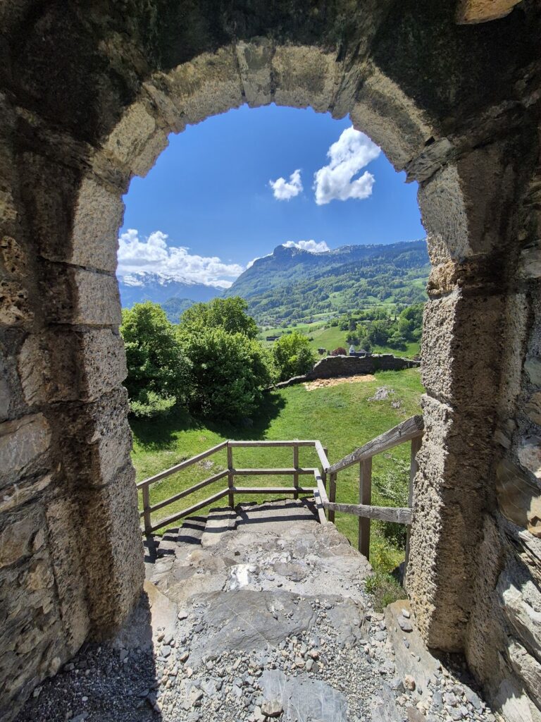 Wartau Castle: A Medieval Hill Castle in Switzerland 4 Gretschins-Herrenfeld / Ochsenberg / Wartau, Mesolithic-Bronze Age settlement / Iron Age sacrificial site / medieval castle ruins