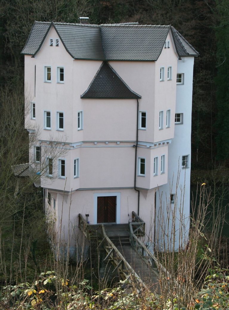 Teusserschlößchen: A Water Castle and Spa Residence in Löwenstein, Germany