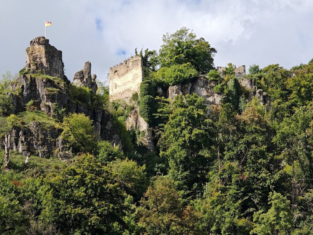 Burgruine Tachenstein: Medieval Castle Ruins in Riedenburg, Germany 1 Burgruine Tachenstein