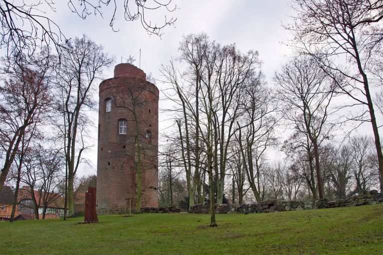 Schloss Lüchow: A Medieval Lowland Castle in Germany