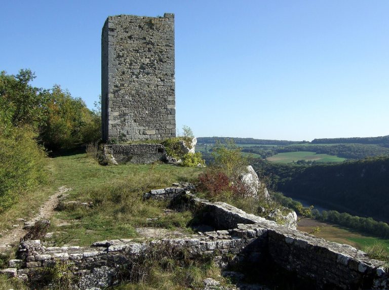 Château de Montferrand-le-Château: A Medieval Fortified Castle in France