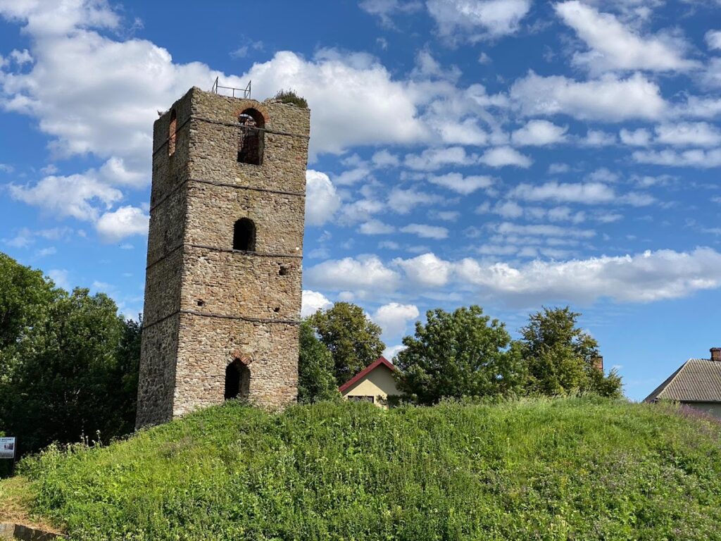 Tower of Stołpie: A Medieval Defensive and Religious Complex in Poland 1 Стовп'є