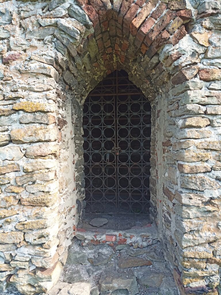 Tower of Stołpie: A Medieval Defensive and Religious Complex in Poland 2 Стовп'є