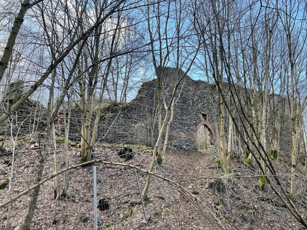 Hutsburg: A Medieval Hill Castle in Germany 2 Hutsburg