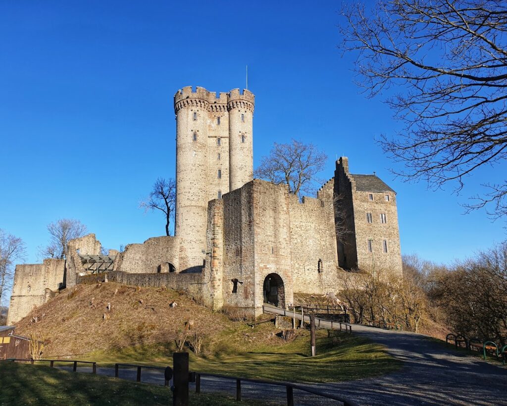Kasselburg: A Medieval Hill Castle in Germany 1 Kasselburg