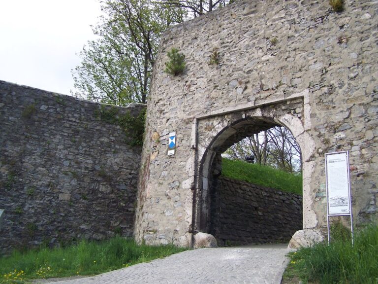 Burgruine Landskron: A Hilltop Castle Ruin in Austria