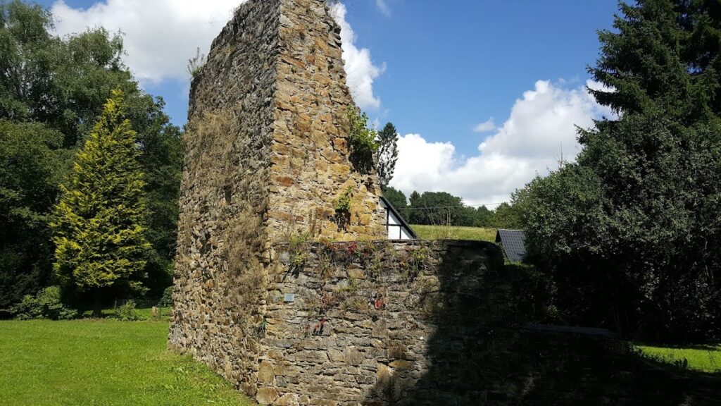 Burgruine Herrenbröl: A Medieval Castle Ruin in Germany 1 Burgruine Herrenbröl