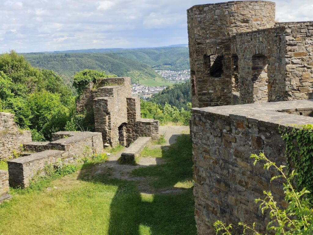 Winneburg: A Medieval Hilltop Castle in Germany 2 Winneburg