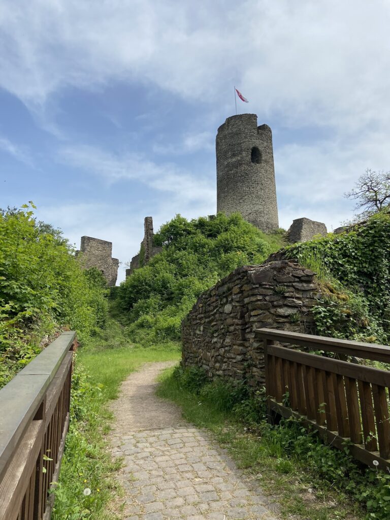 Winneburg: A Medieval Hilltop Castle in Germany 3 Winneburg