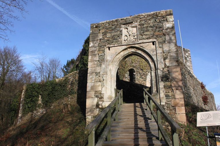 Burgruine Hohenberneck: A Late-Medieval Administrative Castle in Germany