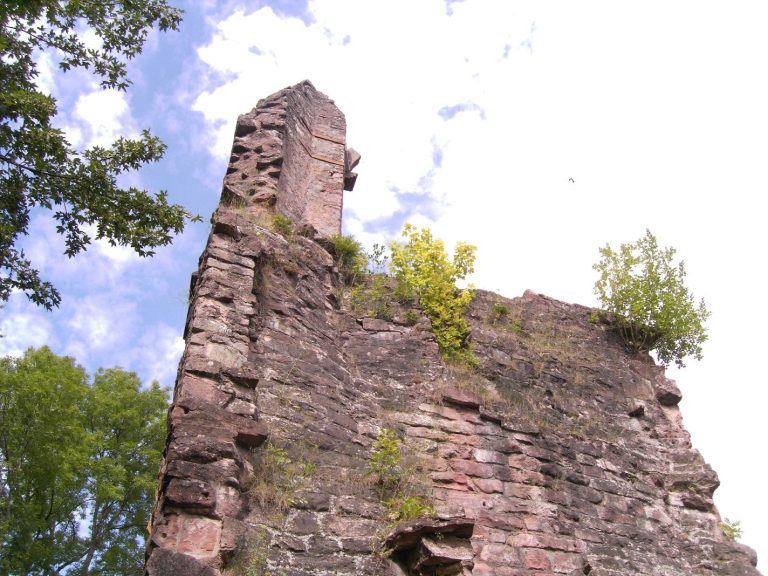 Ruine Sterneck: A Medieval Spur Castle and Later Palace Complex in Germany