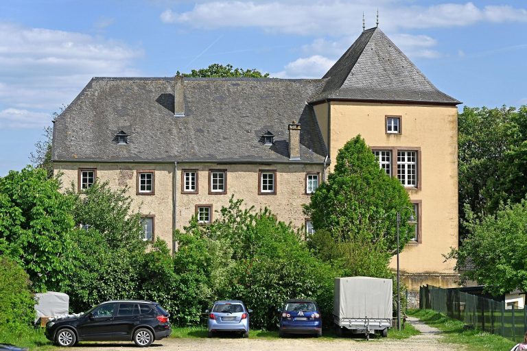 Dudeldorf Castle: Medieval Tower House and Eighteenth-Century Manor