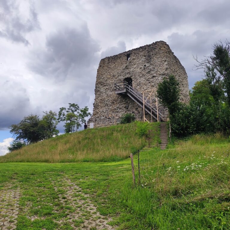 Ruine Freienstein: A Medieval Hilltop Castle Ruin in Switzerland
