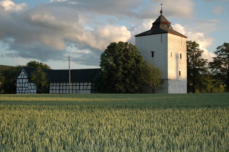 Arloff Castle: A Medieval Water Castle in Germany