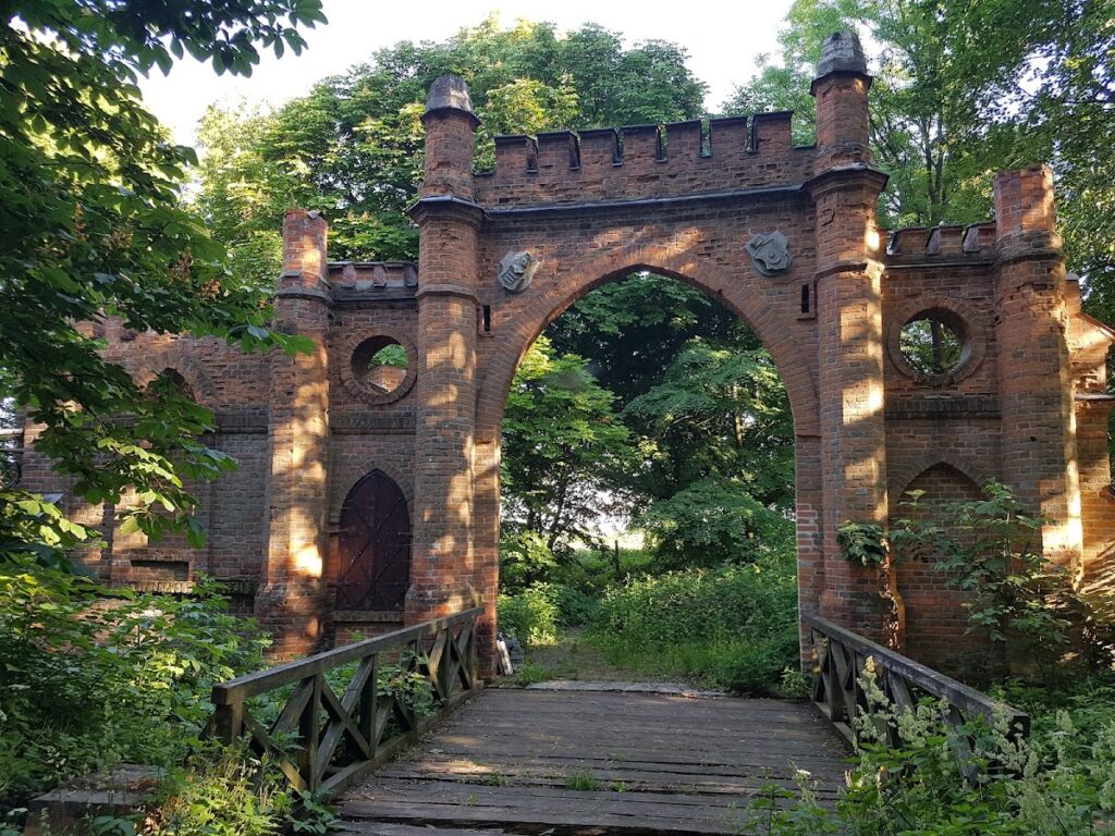 Kryłów Castle Ruins: A Polish River-Island Fortress 5 Ruiny zamku w Kryłowie
