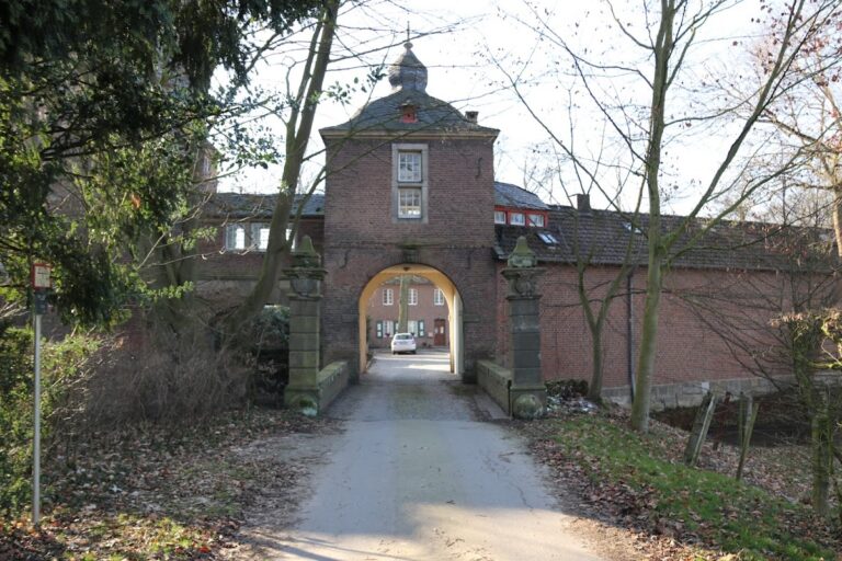Wasserburg Haus Glehn: A Dutch Renaissance Water Castle in Germany