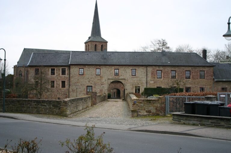 Burg Kreuzau: A Medieval Lowland Water Castle in Germany