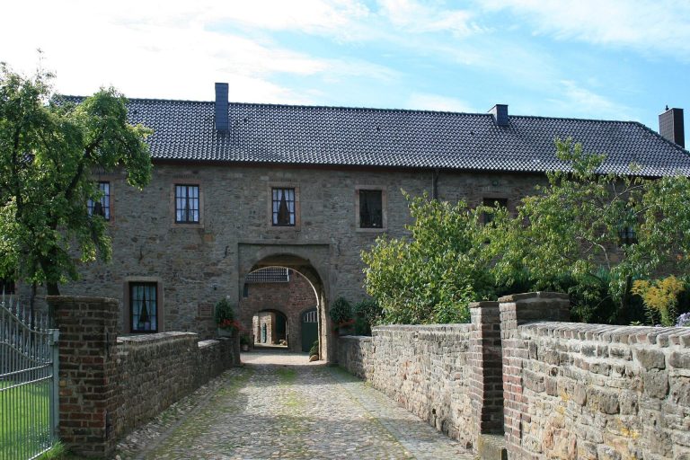 Burg Kreuzau: A Medieval Lowland Water Castle in Germany