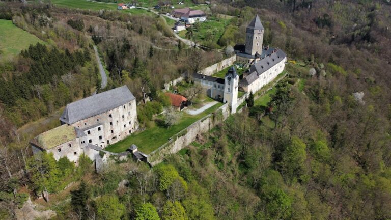 Burg Neuhaus: A Medieval Castle and Danube Stronghold in Austria