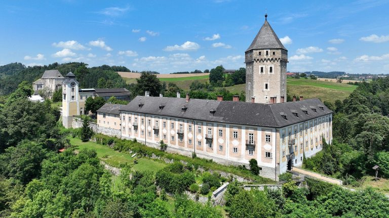 Burg Neuhaus: A Medieval Castle and Danube Stronghold in Austria