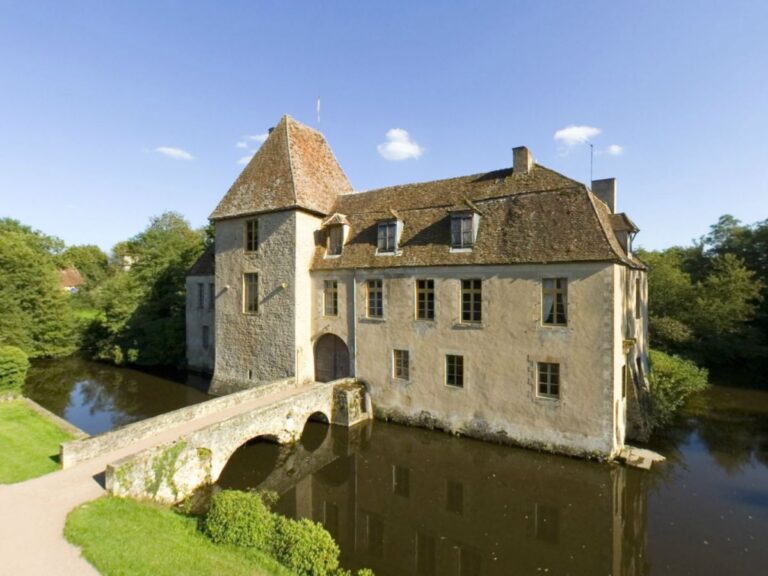 Château de Lantilly: A Water-ringed Medieval Fortress in Cervon, France