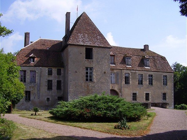 Château de Lantilly: A Medieval Fortified Residence in France