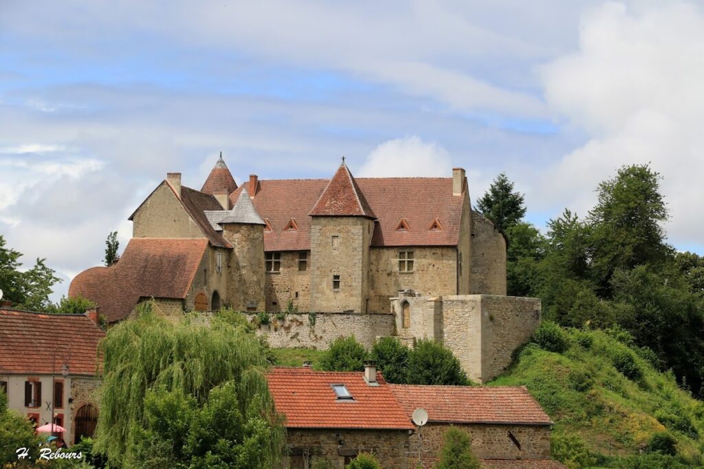 Château de Chantemille: A Fortified Residence in France 1 Château de Chantemille