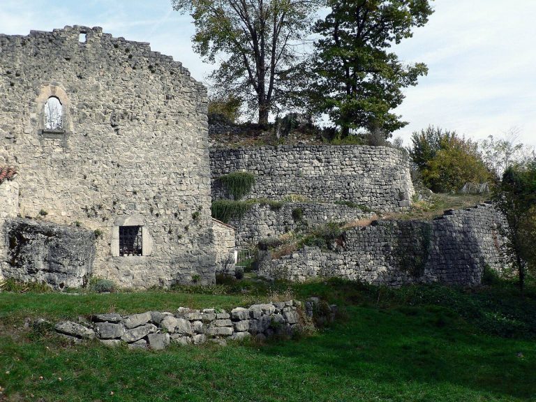 Château de Montfort: A Medieval Castle in Crolles, France