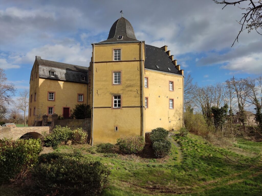 Burg Bodenheim: Noble Residence and Moated Castle in Germany 1 Burg Bodenheim