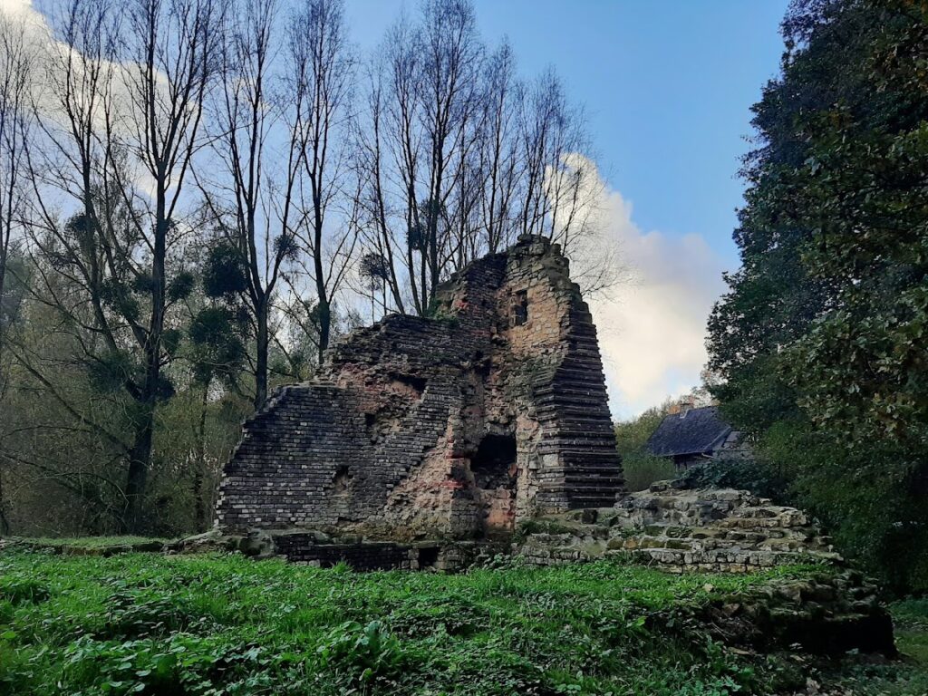 Eyckholt Castle: A Medieval Feudal Holding in Heerlen 1 Eyckholt Castle