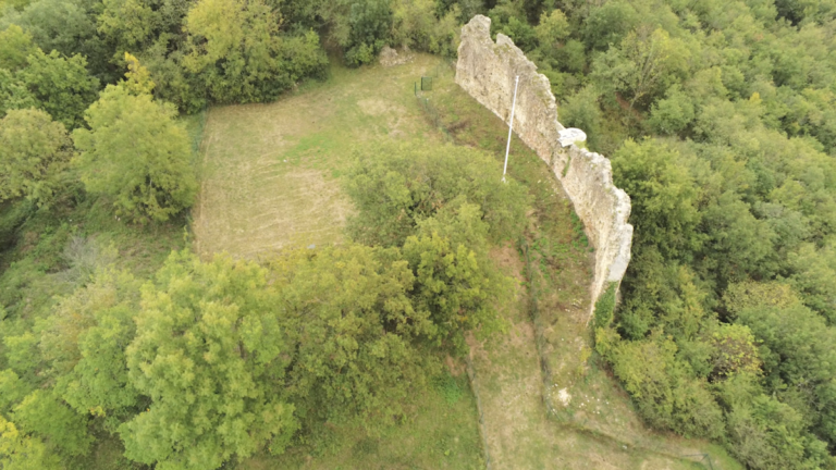 Burg Pusignan: A Medieval Fortress in France